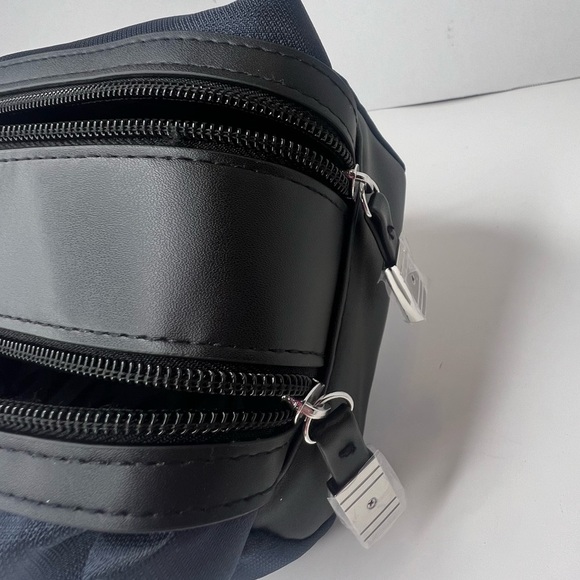 DIOR Men's Double Compartment Toiletry Travel Bag | BLACK NAVY BLUE | NEW!!🖤✔️ - Picture 11 of 14